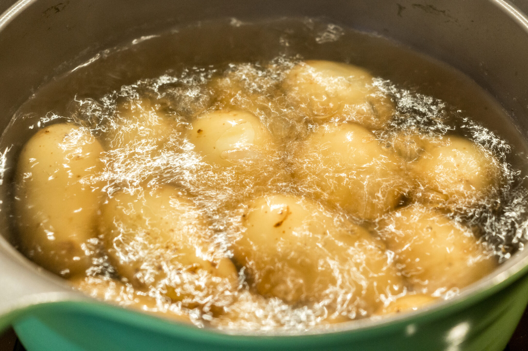 Кипящий картофель. Картофель кипит в кастрюле. Слайсы картофеля в кипящем масле. Засыпание картошки в кипящую воду.